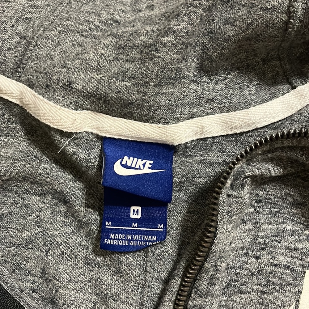 Nike lightweight jacket - Picture 2 of 3